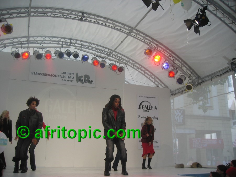 ../Images/Krefeld-Strssenmodenschau-2005 246.jpg